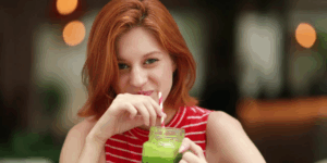 Será que o seu suco verde está realmente te ajudando? 🥬🤔 Muitas vezes, por falta de orientação, cometemos erros comuns como não variar as folhas ou exagerar em ingredientes que, em excesso, podem prejudicar a tireoide ou os dentes. A nutrição de verdade vai além de modismos e foca no que o seu corpo precisa.