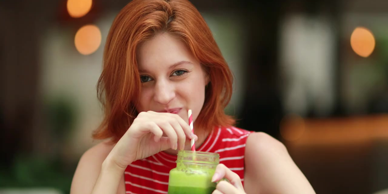 Será que o seu suco verde está realmente te ajudando? 🥬🤔 Muitas vezes, por falta de orientação, cometemos erros comuns como não variar as folhas ou exagerar em ingredientes que, em excesso, podem prejudicar a tireoide ou os dentes. A nutrição de verdade vai além de modismos e foca no que o seu corpo precisa.