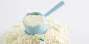 Muitas pessoas chegam ao consultório com uma dúvida comum: "Nutri, risquei o leite em pó da lista porque disseram que é ultraprocessado e cheio de química. Fiz certo?" A resposta curta é: nem todo leite em pó é igual. A verdade é que a transformação dos nossos hábitos começa com uma única habilidade: aprender a ler o rótulo.